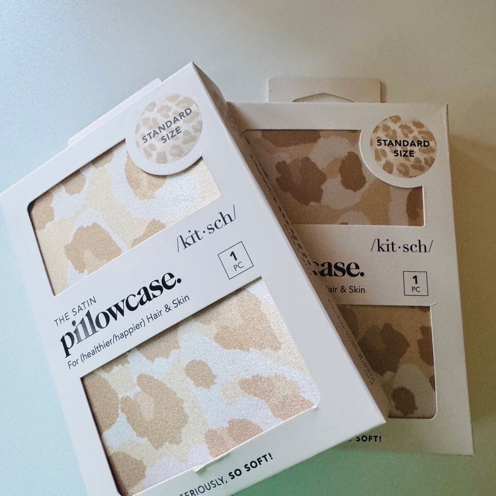 Pair of viral Kitsch Satin Pillowcases - Leopard pattern
